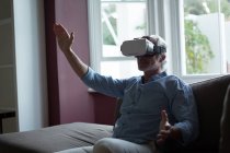 Homme âgé utilisant casque de réalité virtuelle — Photo de stock