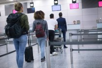 Pendler stehen beim Check-in am Flughafen Schlange — Stockfoto