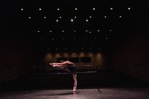Bailarina de ballet bailando en el escenario en el teatro - foto de stock