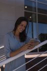 Junge Frau benutzt Handy im Freien — Stockfoto