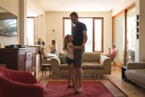 Vater-Tochter tanzt zu Hause gemeinsam im Wohnzimmer — Stockfoto