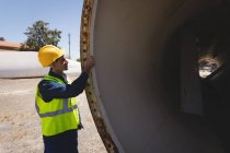 Trabalhador masculino examinando um túnel de concreto na estação solar — Fotografia de Stock