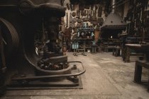 Verschiedene Maschinen und Werkzeuge in der Werkstatt — Stockfoto