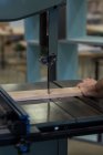 Carpinteiro masculino usando máquina de corte vertical na oficina — Fotografia de Stock