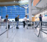 Pendler stehen beim Check-in am Flughafen Schlange — Stockfoto