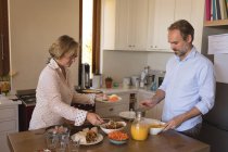 Пара обедает дома на кухне — стоковое фото