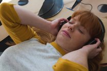 Frau hört zu Hause Musik über Kopfhörer — Stockfoto