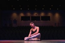 Bailarina de ballet con zapato de ballet en el escenario en el teatro - foto de stock