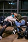 Пара спальных мест в зоне ожидания в аэропорту — стоковое фото