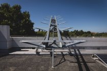 Сонячна машина на сонячній станції в сонячний день — стокове фото