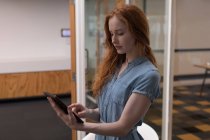 Junge weibliche Führungskraft mit digitalem Tablet im Büro — Stockfoto