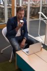 Бізнесмен розмовляє на мобільному телефоні в офісі — стокове фото