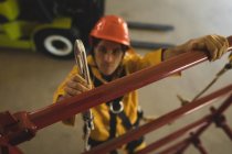 Молодий чоловік працівник скелелазіння риштування на сонячній станції — стокове фото