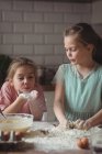 Geschwister bereiten Cupcake in der heimischen Küche zu — Stockfoto
