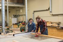 Плотники мужского и женского пола работают вместе в мастерской — стоковое фото