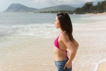 Woman standing in the beach on a sunny day — Stock Photo