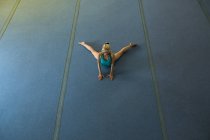 Sportlerin macht Dehnübungen im Fitnessstudio — Stockfoto