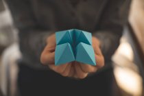 Primer plano de mujeres mostrando origami en casa - foto de stock