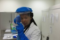 Wissenschaftlerin trägt Schutzhelm im Wissenschaftslabor — Stockfoto