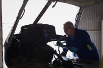 Инженер осматривает кабину в аэрокосмической вешалке — стоковое фото