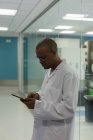 Вчений використовує цифровий планшет в науковій лабораторії — стокове фото