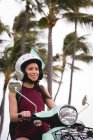 Mulher feliz montando scooter na rua da cidade — Fotografia de Stock