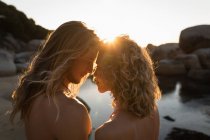 Casal romântico olhando um para o outro na praia — Fotografia de Stock