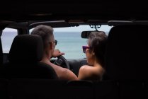Rückansicht eines Paares, das zusammen im Auto sitzt — Stockfoto