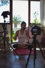 Hermosa mujer video blogger haciendo ejercicio en casa - foto de stock