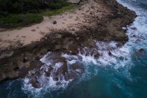 Aérien de côte rocheuse le long de la mer turquoise — Photo de stock