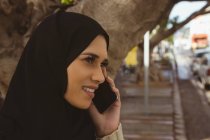 Красива міська хіджаб жінка говорить на мобільному телефоні — стокове фото