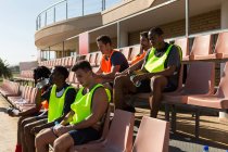 Giocatori di calcio rilassante sulla panchina — Foto stock