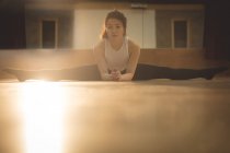 Jovem dançarina se exercitando no estúdio de dança — Fotografia de Stock