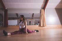 Jeune danseuse exerçant dans un studio de danse — Photo de stock