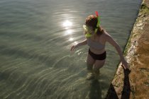 Mulher em pé na piscina em um dia ensolarado — Fotografia de Stock