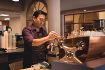 Cameriere maschile preparare il caffè in caffetteria — Foto stock