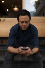 Концентрация бизнесмена с помощью мобильного телефона в кафе — стоковое фото