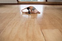 Jeune danseuse exerçant dans un studio de danse — Photo de stock