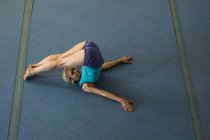 Sportswoman effectuer des exercices d'étirement au studio de fitness — Photo de stock
