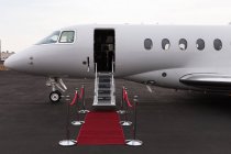 Private jet at terminal on a sunny day — Stock Photo