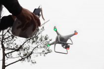 Homem operando um drone voador no campo — Fotografia de Stock