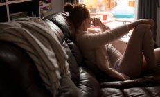 Donna premurosa che si rilassa in soggiorno a casa — Foto stock