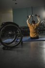 Behinderter Mann trainiert mit Hantel im Fitnessstudio — Stockfoto
