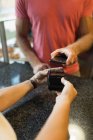 Kunde bezahlt mit Handy in Bäckerei — Stockfoto