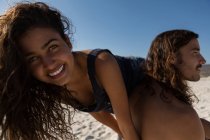 Paar vergnügt sich an einem sonnigen Tag am Strand — Stockfoto