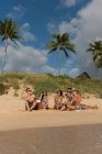 Groupe d'amis s'amuser à la plage par une journée ensoleillée — Photo de stock