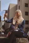 Mulher hijab urbana bonita tomando selfie com telefone celular — Fotografia de Stock
