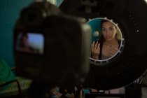 Bella donna video blogger registrazione video vlog a casa — Foto stock