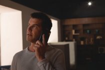 Бізнесмен розмовляє по мобільному телефону в кафетерії в офісі — стокове фото