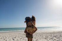 Casal se divertindo na praia em um dia ensolarado — Fotografia de Stock